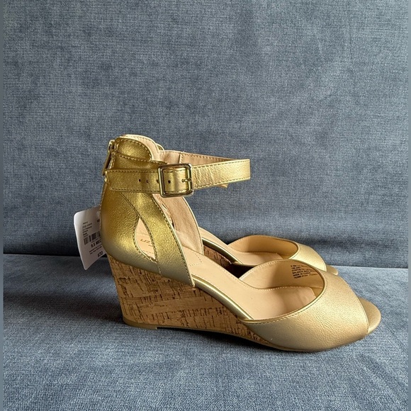 Liz Claiborne Womens Octavia Sandals 9.5 Gold Wedge Ankle Strap Cork New Open - Picture 2 of 10
